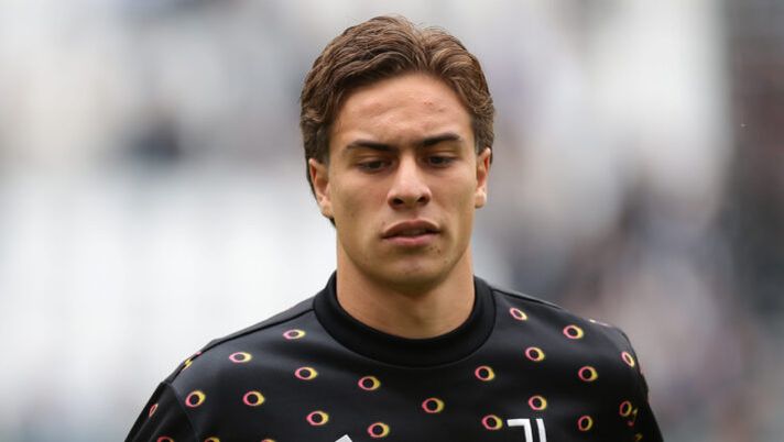 TURIN, ITALY - OCTOBER 06: Kenan Yildiz of Juventus during the warm up prior to the Serie A match between Juventus FC and Cagliari Calcio at Allianz Stadium on October 06, 2024 in Turin, Italy. (Photo by Jonathan Moscrop/Getty Images) NEWS – Guendouzi, Dumfries, Zielinski, Kean, Danilo, Weah e occhio a Pohjanpalo e Yildiz - immagine 1