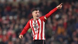 Premier League, Xhaka litiga con un tifoso durante West Ham-Sunderland: l’arbitro sospende la partita