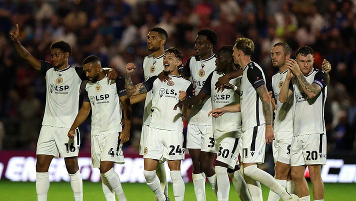 Cambridge United-Bromley, incredibile infortunio per l’arbitro durante la partita- immagine 2