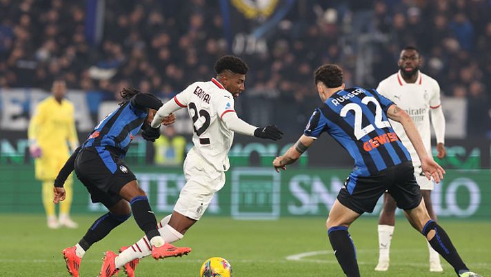 BERGAMO, ITALY - DECEMBER 06:  Emerson Royal of AC Milan competes for the ball with Matteo Ruggeri of Atalanta during the Serie A match between Atalanta and AC Milan at Gewiss Stadium on December 06, 2024 in Bergamo, Italy. (Photo by Claudio Villa/AC Milan via Getty Images)  PIER…LA VERITA’ – Musah da dimenticare, Mike il migliore - immagine 1