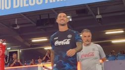 Il Napoli scende in campo per il riscaldamento: che accoglienza al Maradona!