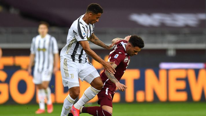 TURIN, ITALY - APRIL 03: Antonio Sanabria of Torino FC is challenged by Danilo of Juventus during the Serie A match between Torino FC and Juventus at Stadio Olimpico di Torino on April 03, 2021 in Turin, Italy. Sporting stadiums around Italy remain under strict restrictions due to the Coronavirus Pandemic as Government social distancing laws prohibit fans inside venues resulting in games being played behind closed doors. (Photo by Valerio Pennicino/Getty Images) Juventus, la ripresa degli allenamenti: assente Danilo, Bernardeschi a parte - immagine 1