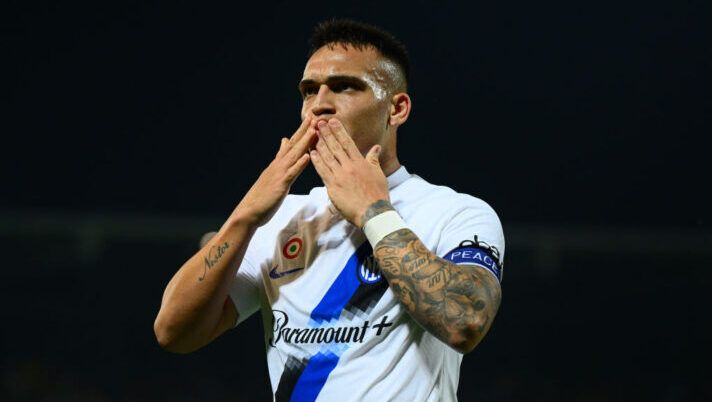 FROSINONE, ITALY - MAY 10: Lautaro Martinez of FC Internazionale celebrates after scoring the goal during the Serie A TIM match between Frosinone Calcio and FC Internazionale at Stadio Benito Stirpe on May 10, 2024 in Frosinone, Italy. (Photo by Mattia Pistoia - Inter/Inter via Getty Images) Verona-Inter, le formazioni ufficiali: fuori Lautaro, la scelta su Noslin e Calhanoglu - immagine 1