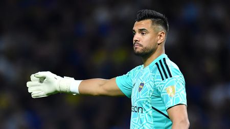 BUENOS AIRES, ARGENTINA - SEPTEMBER 28: Sergio Romero of Boca Juniors gestures during the Copa CONMEBOL Libertadores 2023 semi-final first leg match between Boca Juniors and Palmeiras at Estadio Alberto J. Armando on September 28, 2023 in Buenos Aires, Argentina. (Photo by Marcelo Endelli/Getty Images)