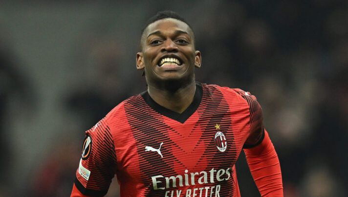 MILAN, ITALY - FEBRUARY 15: Rafael Leao of AC Milan celebrates after scoring the goal during the UEFA Europa League 2023/24 Playoff First Leg match between AC Milan and Stade Rennais FC at Stadio Giuseppe Meazza on February 15, 2024 in Milan, Italy. (Photo by Claudio Villa/AC Milan via Getty Images) È cambiato tutto per Leao: sta trascinando il Milan, ma ora c’è un bivio per il fantacalcio - immagine 1