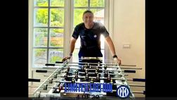 VIDEO / Inter, consegnata a Zanetti edizione limitata del calcio balilla con le due stelle