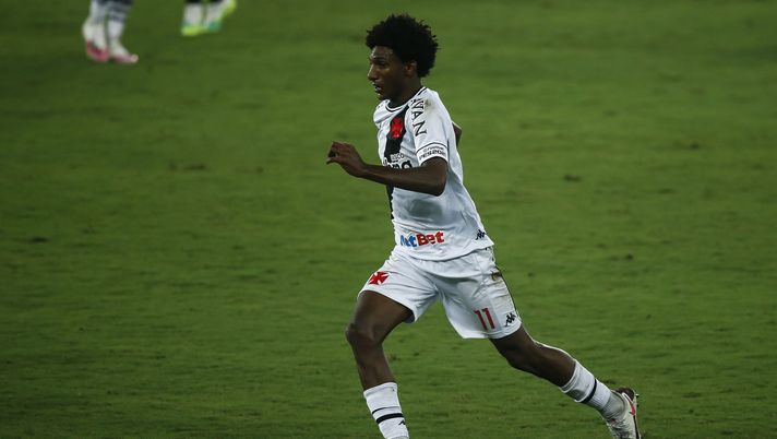 RIO DE JANEIRO, BRAZIL - SEPTEMBER 13: Talles Magno of Vasco da Gama runs with the ball during the match between Botafogo and Vasco da Gama as part of the 2020 Brasileirao Series A at Engenhao Stadium on September 13, 2020 in Rio de Janeiro, Brazil. (Photo by Bruna Prado/Getty Images) Cor Sport – Il mercato bolognese prende quota: 3 le questioni da chiudere - immagine 1