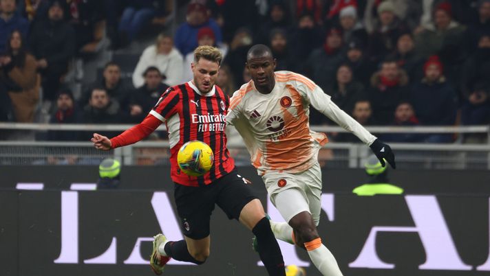 MILAN, ITALY - FEBRUARY 05:  Santiago Gimenez of AC Milan in action during the Coppa Italia Quarter Final match between AC Milan and AS Roma at Stadio Giuseppe Meazza on February 05, 2025 in Milan, Italy. (Photo by Giuseppe Cottini/AC Milan via Getty Images)  Gimenez-Milan Roma-ricordi-Piatek