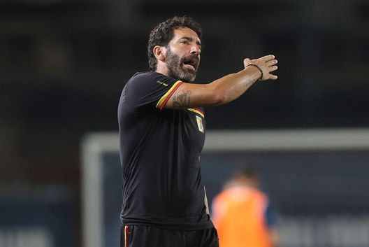 Empoli, Italia - 10 agosto 2024: Fabio Caserta, allenatore del Bari, in foto sulla panchina del Catanzaro. (Foto di Gabriele Maltinti/Getty Images)