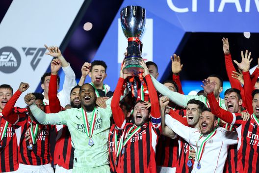 RIYADH, SAUDI ARABIA - JANUARY 06: Davide Calabria of AC Milan lifts the Italian Super Cup Trophy after his team's victory in during the Italian Super Cup Final between FC Internazionale and AC Milan at Kingdom Arena on January 06, 2025 in Riyadh, Saudi Arabia. (Photo by Yasser Bakhsh/Getty Images)  Calabria-trofeo-supercoppa-Milan-Arabia