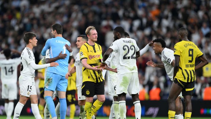 MADRID, SPAIN - OCTOBER 22: Julian Brandt of Borussia Dortmund and Antonio Ruediger of Real Madrid interact at full-time following the UEFA Champions League 2024/25 League Phase MD3 match between Real Madrid C.F. and Borussia Dortmund at Estadio Santiago Bernabeu on October 22, 2024 in Madrid, Spain. (Photo by David Ramos/Getty Images) Real Madrid-Borussia Dortmund, dove vedere il match in tv e streaming live - immagine 1