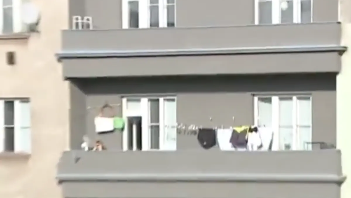 Palla! Il portiere dello Slovan Liberec rinvia e colpisce… il vetro del balcone - immagine 1