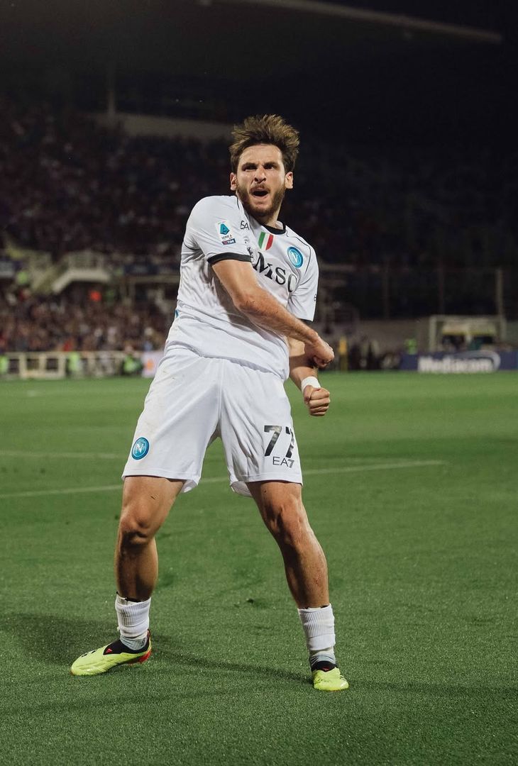 Poco più di 48 ore separano Fiorentina-Napoli dal suo fischio d'inizio. Valevole per la 3ª giornata di Serie A, la gara andrà in scena domani, sabato 13 settembre, alle 20:45. Nel frattempo, per smorzare l'attesa, l'account Instagram della società partenopea ha pubblicato un post composto da ben dieci fotografie, una per ogni battaglia che ha avuto per protagoniste, sotto i riflettori dello Stadio Artemio Franchi, la compagine gigliata e quella azzurra. Un viaggio che parte dalla stagione 2013/14 e che termina con lo scontro più recente: quello dell'annata 2024/25.