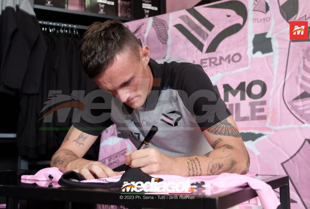 FOTO PALERMO: Liam Henderson incontra i tifosi allo Store Ufficiale (GALLERY) - immagine 73