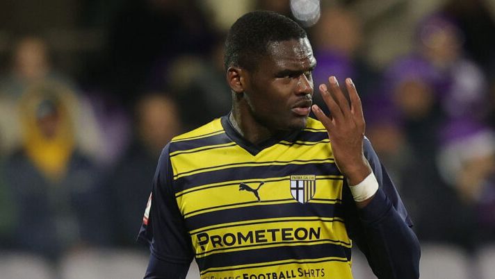 FLORENCE, ITALY - DECEMBER 6: Ange-Yoan Bonny of Parma Calcio reacts during the match between of ACF Fiorentina and Parma Calcio - Coppa Italia at Stadio Artemio Franchi on December 6, 2023 in Florence, Italy. (Photo by Gabriele Maltinti/Getty Images) Parma fuori in Coppa Italia, novità per il fanta: stop per Bonny e Man sbaglia un rigore! Tutte le pagelle - immagine 1
