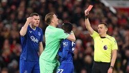 Gueye, rosso folle in United-Everton: schiaffo al compagno Keane e… (Video)