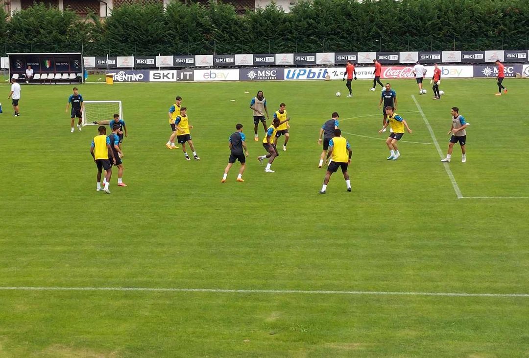 i calciatori eseguono fraseggio nello stretto e passaggi ad un tocco