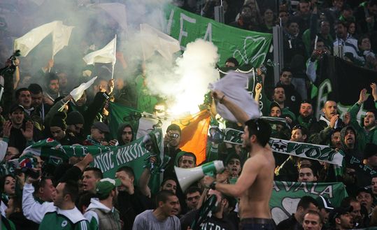 ROMA - 25 FEBBRAIO: I tifosi del Panathinaikos sostengono la sua squadra durante la partita di ritorno dei sedicesimi di finale di UEFA Europa League tra AS Roma e Panathinaikos, il 25 febbraio 2010 a Roma, Italia. (Foto di Paolo Bruno/Getty Images) Non solo Europa: Rangers e Panathinaikos inseguono un passato che non c’è più- immagine 3