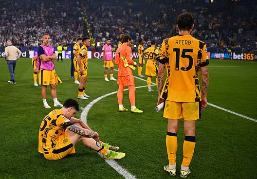 Monaco, Germania - 31 maggio 2025: La delusione dei giocatori dell'Inter dopo aver perso la finale di Champions League. (Foto di Mattia Ozbot - Inter/Inter via Getty Images) champions-league-psg-inter-ajax-31-maggio-maledizione-finale-allenatore-arbitro-kovacs-protagonista-coppa-campioni
