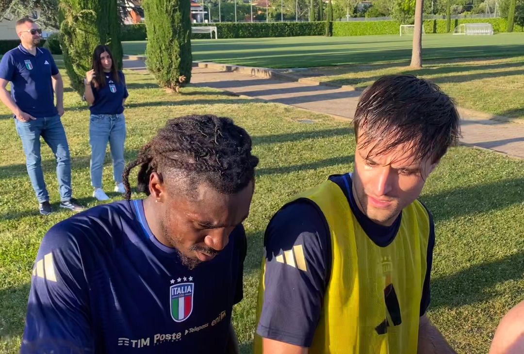 GALLERY VN – Kean e Ranieri in azzurro: tra autografi e colloqui con Spalletti- immagine 1