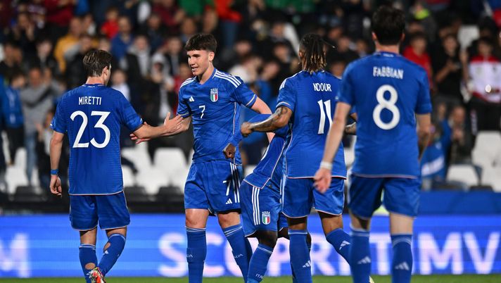 CESENA, ITALY - MARCH 22: Cesare Casadei of Italy U21 Filippo Rinaldi of Italy U21 celebrates after scoring the opening goal during the UEFA Under21 EURO Qualifier match between Italy U21 and Latvia U21 at Dino Manuzzi Stadium on March 22, 2024 in Cesena, Italy. (Photo by Alessandro Sabattini/Getty Images) Italia U21, chi sono i giovani più costosi? La Top5 secondo Transfermarkt - immagine 1
