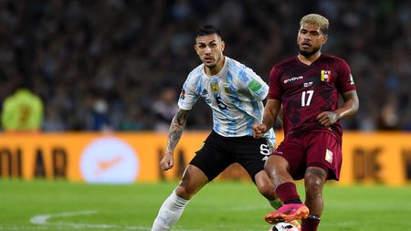 BUENOS AIRES, ARGENTINA - MARCH 25: Leandro Paredes of Argentina fights for the ball with Josef Martínez of Venezuela during the FIFA World Cup Qatar 2022 qualification match between Argentina and Venezuela at Estadio Alberto J. Armando on March 25, 2022 in Buenos Aires, Argentina. (Photo by Marcelo Endelli/Getty Images)