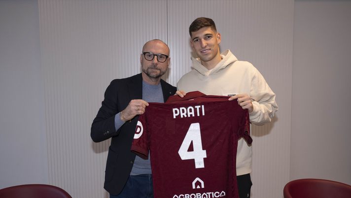 TURIN, ITALY - JANUARY 30: (L-R) Gianluca Petrachi Sports Director of Torino FC and new signing Matteo Prati pose at Stadio Olimpico Grande Torino on January 30, 2026 in Turin, Italy. (Photo by Stefano Guidi - Torino FC/Torino FC 1906 via Getty Images) Calciomercato, Prati-Torino: formula, cifre e dettagli - immagine 1