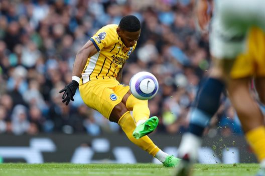 MANCHESTER, INGHILTERRA – 15 MARZO: Pervis Estupiñán del Brighton & Hove Albion segna il primo gol della sua squadra su calcio di punizione durante la partita di Premier League tra Manchester City FC e Brighton & Hove Albion FC all'Etihad Stadium il 15 marzo 2025 a Manchester, Inghilterra. (Foto di Matt McNulty/Getty Images) Calciomercato Live