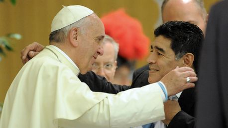 Maradona e Papa Francesco si incontrarono a Roma nel 2014 per il match internazionale per la pace
