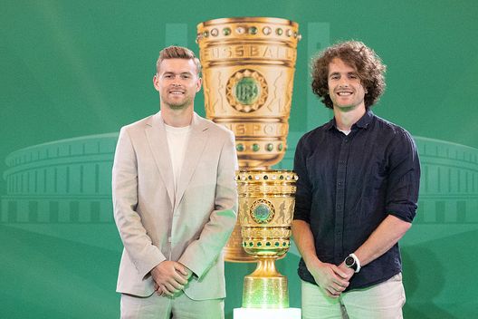Berlino, Germania - 12 maggio 2025: Mael Corboz dell'Arminia Bielefed e Maximilian Mittelstädt dello Stoccarda in posa vicino al trofeo della DFB-Pokal. (Foto di Maja Hitij/Getty Images) Arminia Bielefeld-Stoccarda, i precedenti tra le finaliste della DFB-Pokal- immagine 3