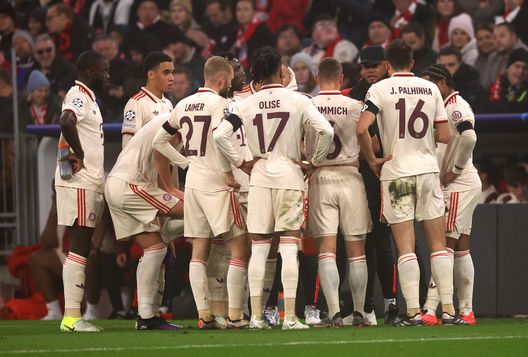 I giocatori del Bayern Monaco a rapporto da Vincent Kompany. (Foto di Alexander Hassenstein/Getty Images) Tra riscatto e forti ambizioni: il Bayern Monaco alla conquista del Mondiale per Club- immagine 3