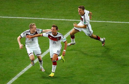 Andre Schuerrle festeggia la rete decisiva di Mario Goetze nella finale del Mondiale 2014 contro l'Argentina. L'assiste decisivo fu proprio del numero 9 tedesco (Foto di Fabrizio Bensch - Pool/Getty Images) Andrè Schürrle, da Campione del Mondo al triathlon: la nuova avventura dell’ex attaccante- immagine 2