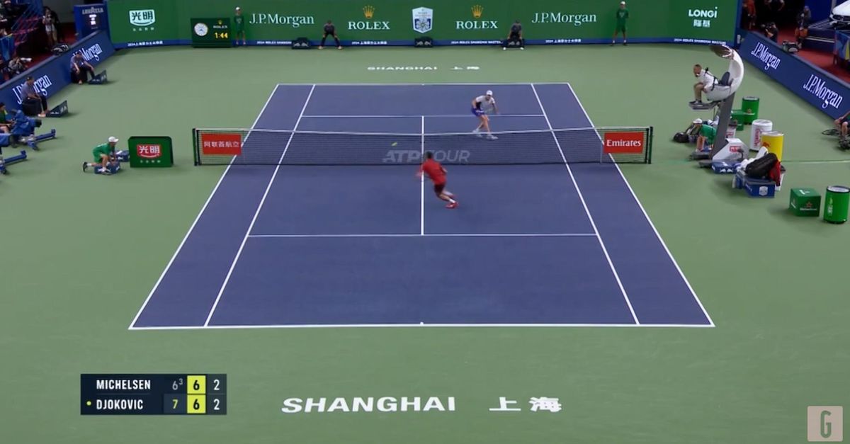 VIDEO / Djokovic, il recupero è pazzesco: guarda il punto contro Michelsen a Shanghai