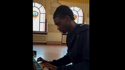 Pisa, Jeremy Kandje Mbambi sorprende tutti con un’emozionante performance al piano