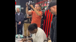 Milan, Leao inaugura la sua collezione: foto e firme a Casa Milan | PM news