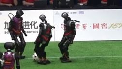 Anche i robot umanoidi giocano a calcio: primo torneo organizzato in Cina