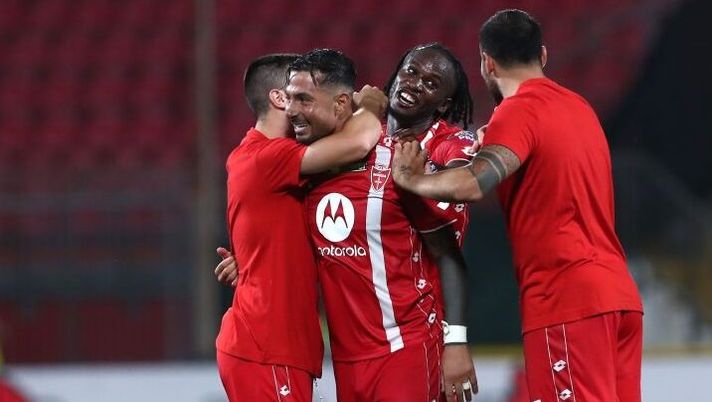 MONZA, ITALY - AUGUST 09: Armando Izzo of AC Monza celebrate victory with his team-mates at the end of the Coppa Italia match between AC Monza and FC Sudtirol at Stadio Brianteo on August 09, 2024 in Monza, Italy. (Photo by Marco Luzzani/Getty Images) Coppa Italia, il Monza passa ai rigori. Da Pizzignacco a Maldini, Mota e Izzo, ecco top e flop - immagine 1