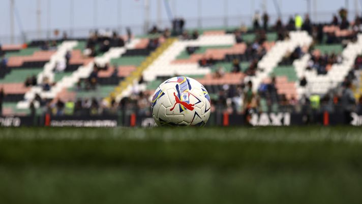 VENICE, ITALY - APRIL 12: A detailed view of Serie A Enilive official match ball prior the Serie A match between Venezia and Monza at Stadio Pier Luigi Penzo on April 12, 2025 in Venice, Italy. (Photo by Maurizio Lagana/Getty Images) pallone Serie A