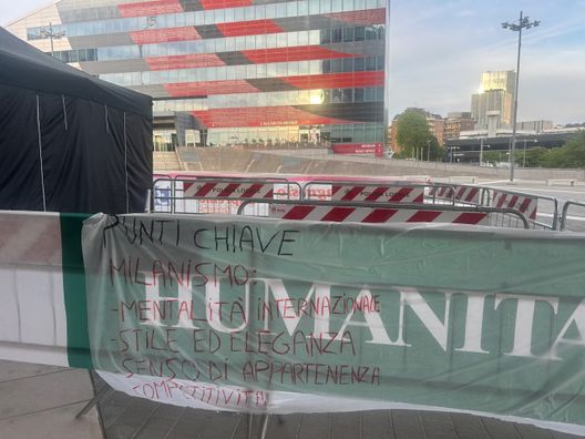 Milan, clima rovente: striscioni durissimi fuori dagli uffici | PM News- immagine 3