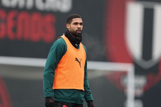 Cairate, Italia - 9 gennaio 2025: Ruben Loftus-Cheek durante l'allenamento col Milan. (Foto di Claudio Villa/AC Milan via Getty Images) Milan, i centrocampisti segnano poco: dove sono i gol promessi da Allegri?- immagine 2
