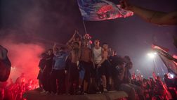 VIDEO Napoli, festa scudetto a Parma finisce in rissa: cinghiate, calci e pugni
