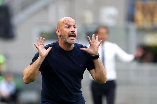 MILAN, ITALY - SEPTEMBER 03: Vincenzo Italiano, Head Coach of ACF Fiorentina reacts during the Serie A TIM match between FC Internazionale and ACF Fiorentina at Stadio Giuseppe Meazza on September 03, 2023 in Milan, Italy. (Photo by Marco Luzzani/Getty Images) Sandrelli: “Ecco il problema della Fiorentina. Lo era lo scorso anno come oggi”- immagine 2