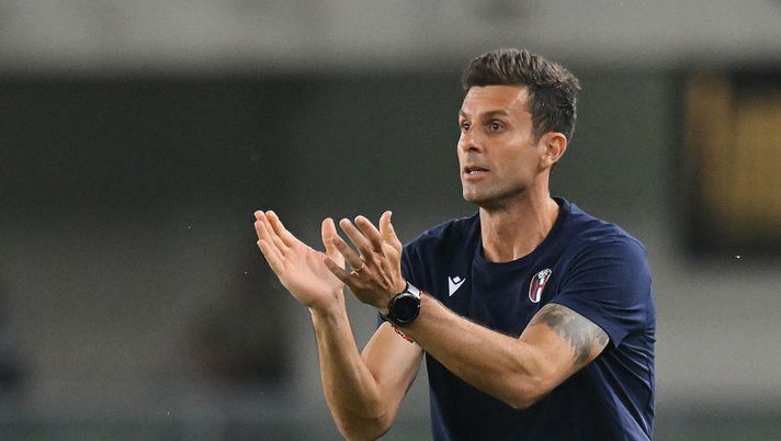 VERONA, ITALY - SEPTEMBER 18: Thiago Motta, Head Coach of Bologna, applauds during the Serie A TIM match between Hellas Verona FC and Bologna FC at Stadio Marcantonio Bentegodi on September 18, 2023 in Verona, Italy. (Photo by Alessandro Sabattini/Getty Images) Thiago Motta: “Servirà una grandissima prestazione. Obiettivi? Nella mia testa solo il Napoli”- immagine 1