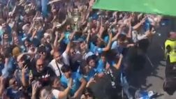 Il Lungomare è una marea azzurra: la folla oceanica vista dal bus del Napoli