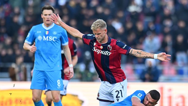 BOLOGNA, ITALY - NOVEMBER 09: Jens Odgaard of Bologna FC 1909 battles for possession with Alessandro Buongiorno of Napoli during the Serie A match between Bologna FC 1909 and SSC Napoli at Renato Dall'Ara Stadium on November 09, 2025 in Bologna, Italy. (Photo by Alessandro Sabattini/Getty Images) Venerdì Immobile e Odgaard al Macron Store - immagine 1