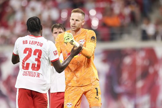 Peter Gulácsi e Castello Lukeba del RB Lipsia festeggiano la vittoria durante la partita di Bundesliga tra RB Lipsia e 1. FC Colonia alla Red Bull Arena il 20 settembre 2025 a Lipsia, Germania. (Foto di Maja Hitij/Getty Images) Streaming Hoffenheim-Lipsia: Diretta TV e live gratis- immagine 3