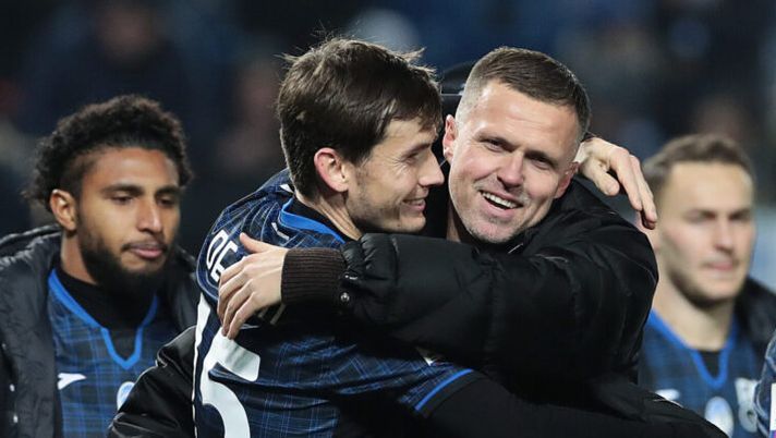 BERGAMO, ITALY - DECEMBER 18: Former Atalanta BC player, Josip Ilicic celebrates with Marten de Roon of Atalanta BC following the Serie A TIM match between Atalanta BC and US Salernitana at Gewiss Stadium on December 18, 2023 in Bergamo, Italy. (Photo by Emilio Andreoli/Getty Images) Ilicic svela: “Era fatta col Napoli, l’Atalanta disse no: ero sicuro, fisicamente ero un animale” - immagine 1