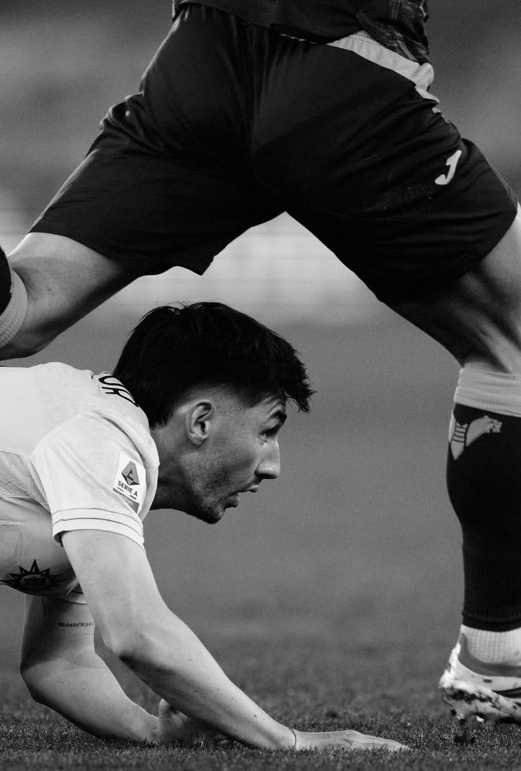 La frustrazione per il pareggio subito al primo tiro in porta e l'emozione di riuscire a portare i tre punti a casa a tempo scaduto: due facce della stessa medaglia che compongono il riassunto 'in bianco e nero' di Hellas Verona-Napoli realizzato dall'admin dell'account Instagram della compagine partenopea.