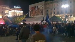 VIDEO / Inter, continua la festa a Piazza Duomo: bandiere e trombette dei tifosi