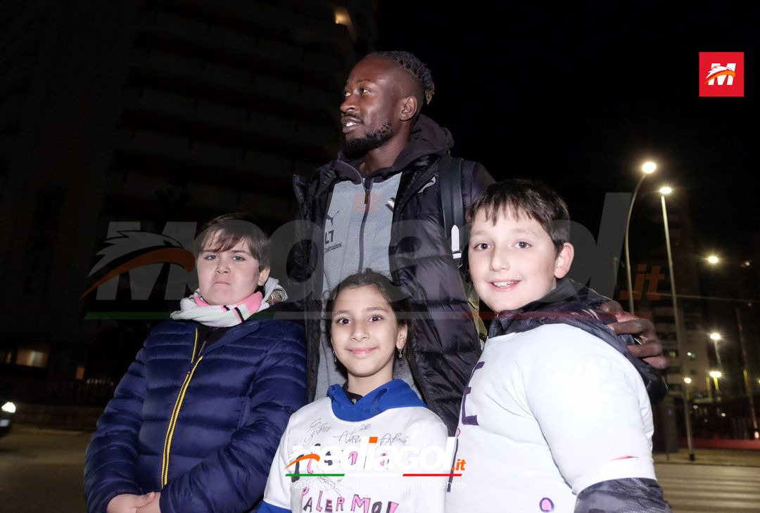 FOTO PALERMO: il Palermo FC si raduna al parcheggio dell’Ippodromo (GALLERY) - immagine 33